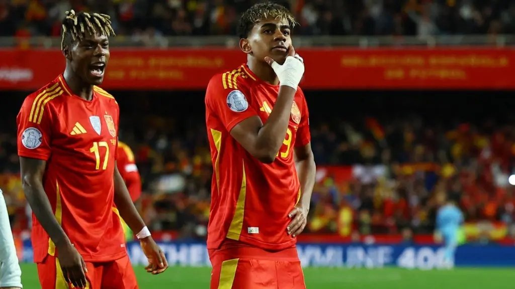 Yamal con la maglia della Spagna