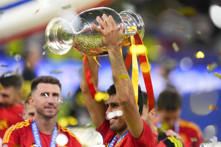 🗞️ ⚪ 🩵 Rodri-Real Madrid, c'è il prezzo: il City chiede 75 milioni, ma Florentino gioca al ribasso. 🗞️ ⚪ 🩵 Rodri-Real Madrid, c'è il prezzo: il City chiede 75 milioni, ma Florentino gioca al ribasso.