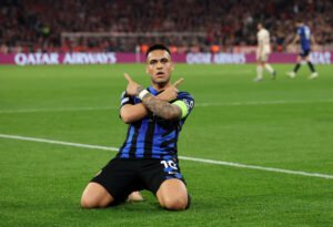 Lautaro-Martinez-pose-Bayern-Munich-Inter[1]