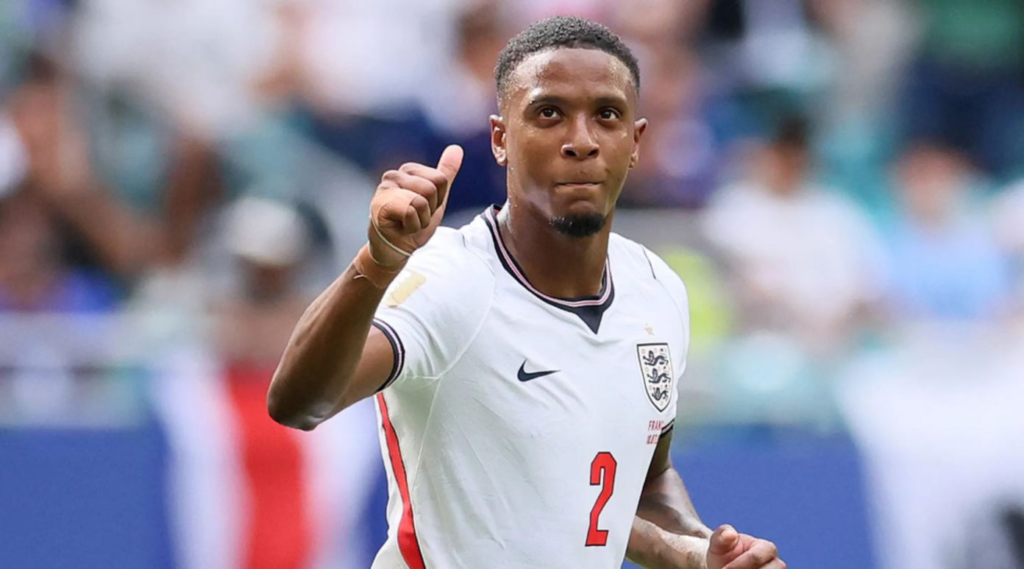 Ezri Konsa in azione con la maglia dell'Aston Villa